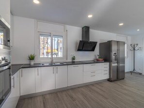 Kühlschrank, Mikrowelle, Ofen, Geschirrspüler