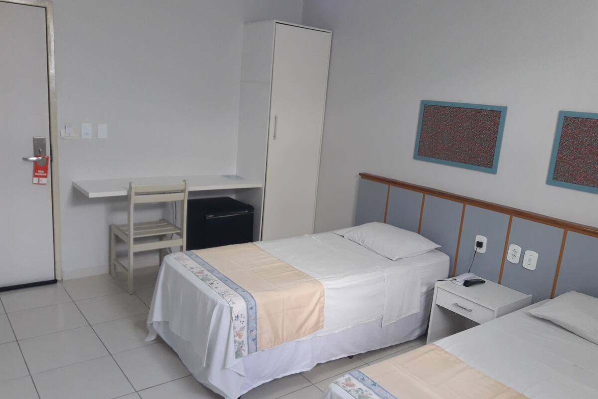 Quarto básico, 2 camas de solteiro | Frigobar, escrivaninha, espaço de trabalho para notebook