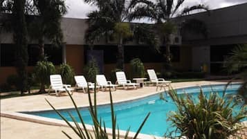 Kolam renang outdoor, dengan kursi berjemur