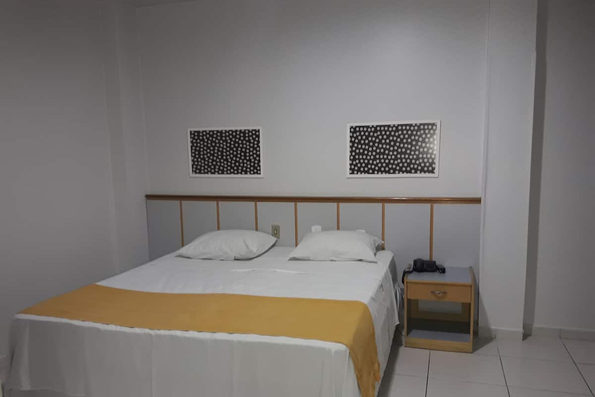 Een minibar, een bureau, een laptopwerkplek, verduisterende gordijnen