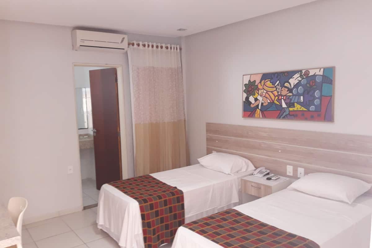 Quarto luxo, 2 camas de solteiro | Frigobar, escrivaninha, espaço de trabalho para notebook