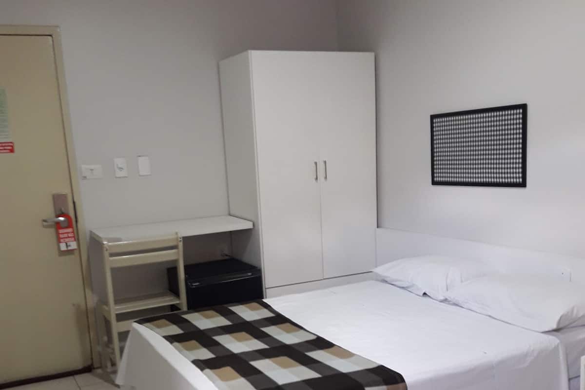 Een minibar, een bureau, een laptopwerkplek, verduisterende gordijnen