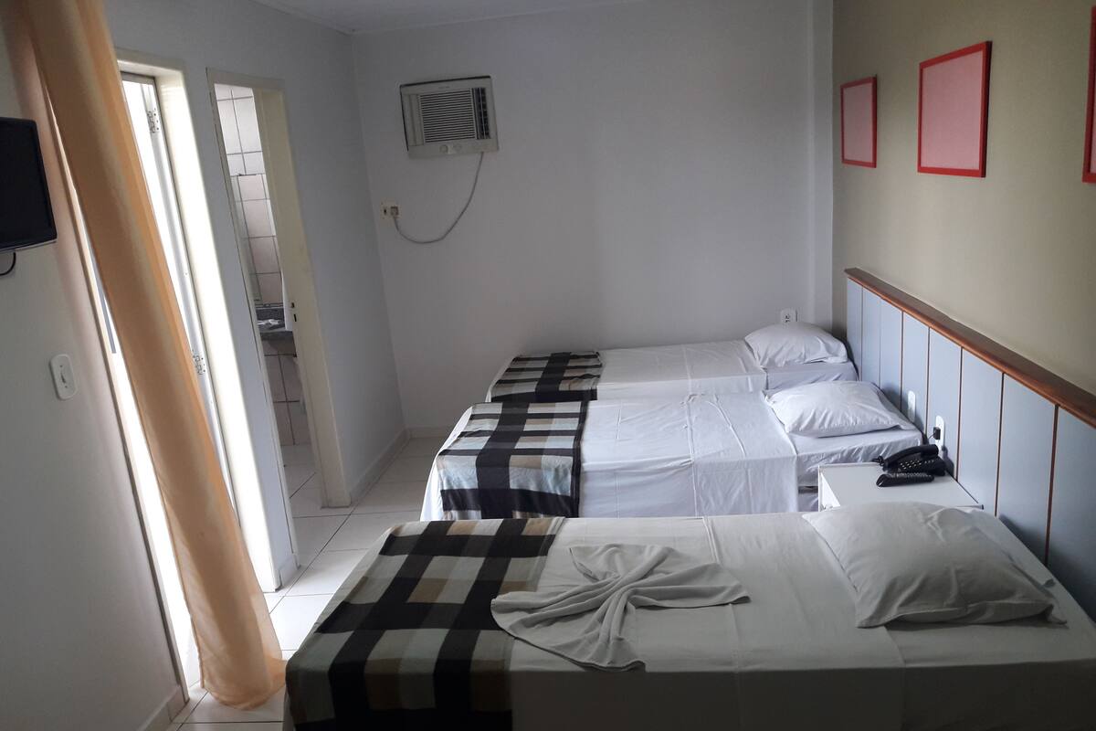 Quarto básico, 3 camas de solteiro | Frigobar, escrivaninha, espaço de trabalho para notebook
