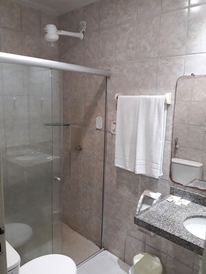 Shower, towels - Hotel Sol Nascente (Arapiraca)