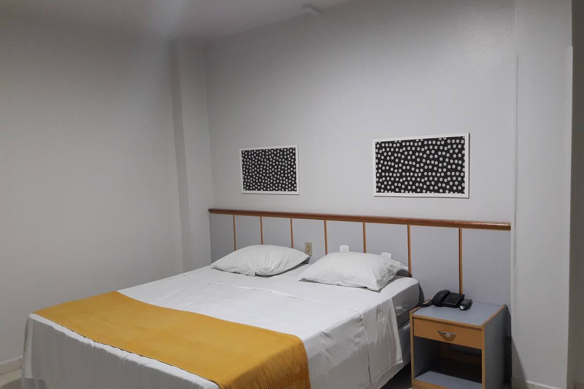 Een minibar, een bureau, een laptopwerkplek, verduisterende gordijnen