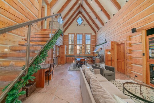 4BR Lux Log Home Just Off Slopes:  Hot Tub, Walk To Ski, 7 Beds
