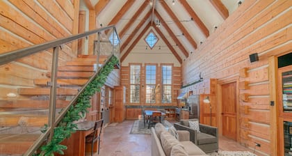 4BR Lux Log Home Just Off Slopes: Hot Tub, Walk To Ski, 7 Beds