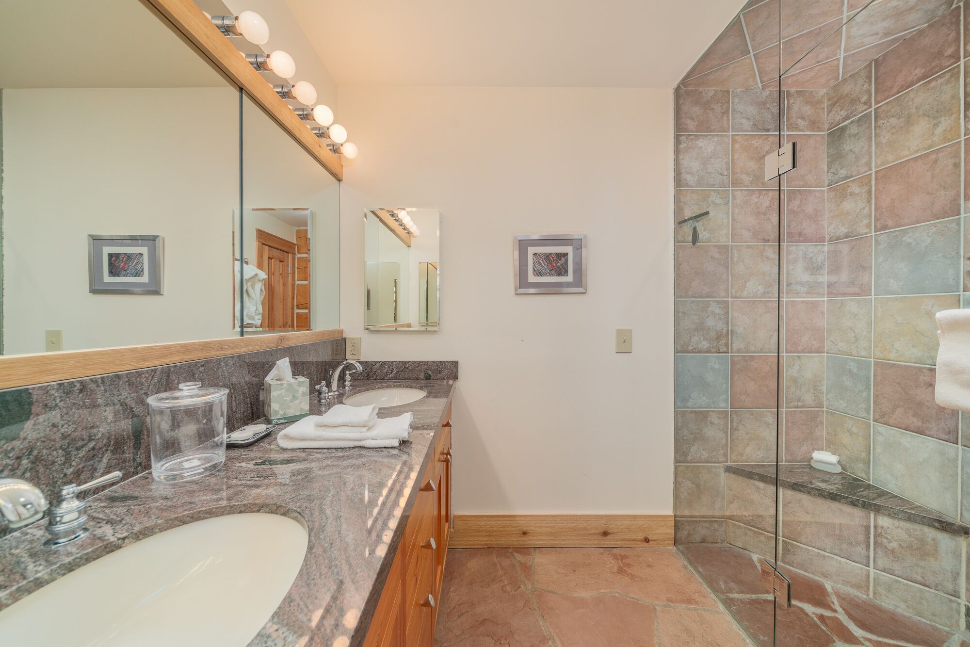 Bañera con ducha, secador de pelo, toallas, jabón