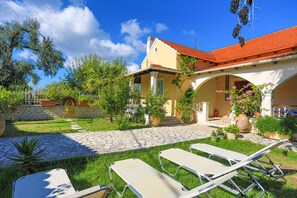 Terrace/patio - Villa Eftihia: Traditional, easy access, amazing sunsets (Nimfes)