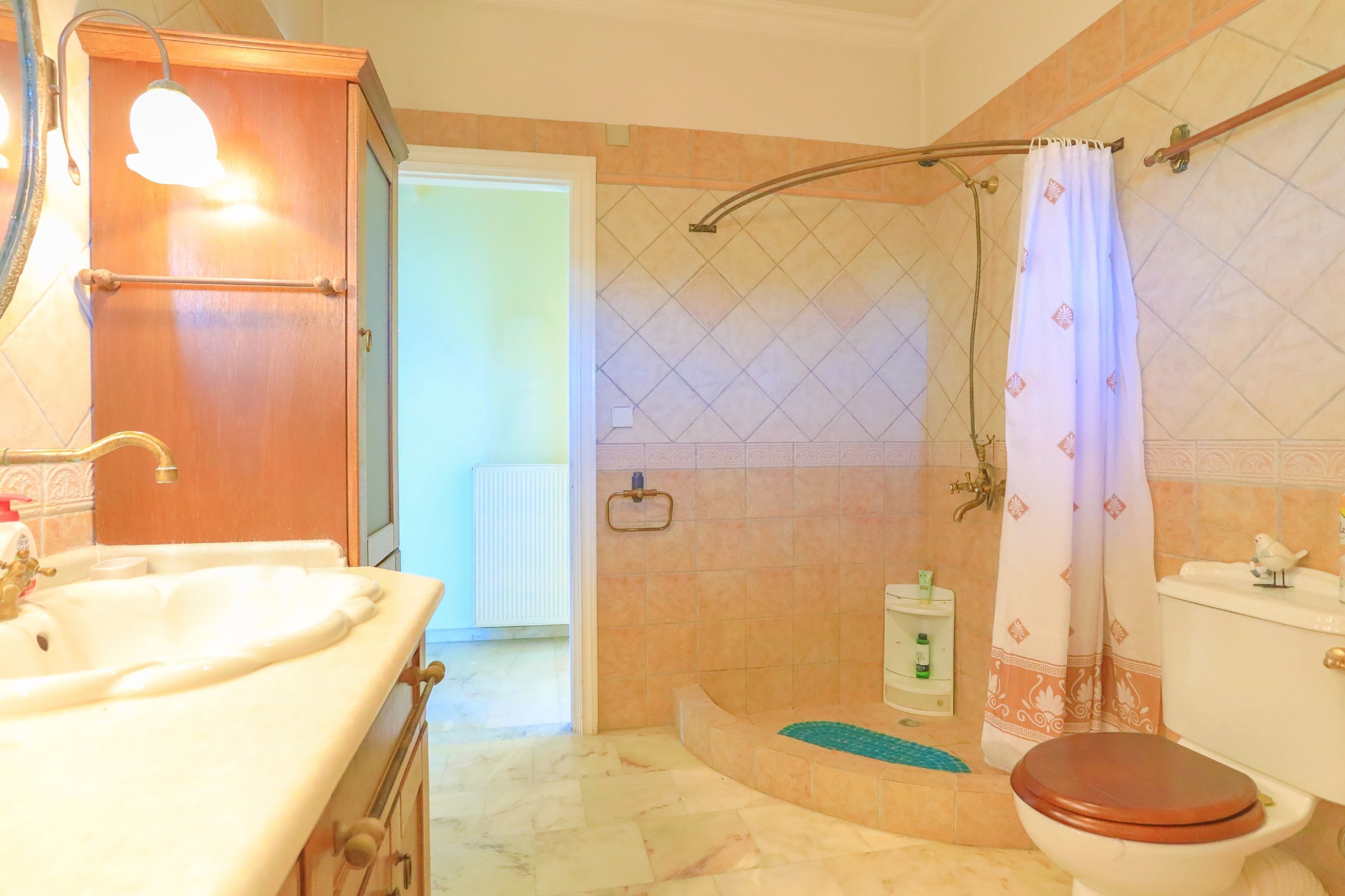 Ein Badezimmer mit Waschbecken, Toilette, Dusche und Handtuchhalter.