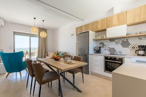 Großer Kühlschrank, Mikrowelle, Ofen, Herdplatte