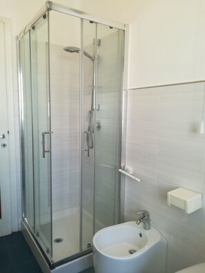 Douche, sèche-cheveux, bidet, serviettes fournies