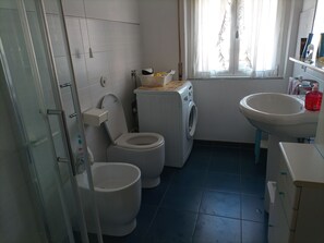 Dusche, Haartrockner, Bidet, Handtücher