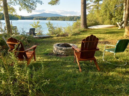 Vacationer's oasis on the waterfront of picturesque Pearly Pond.