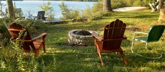 Vacationer's oasis on the waterfront of picturesque Pearly Pond.