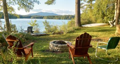 Vacationer's oasis on the waterfront of picturesque Pearly Pond.