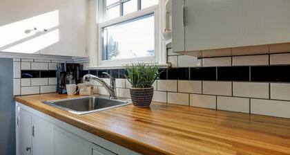 Historic Drake Cottage - Walk to Downtown Bend - Drake Park Across the Street - Perfect for Couples