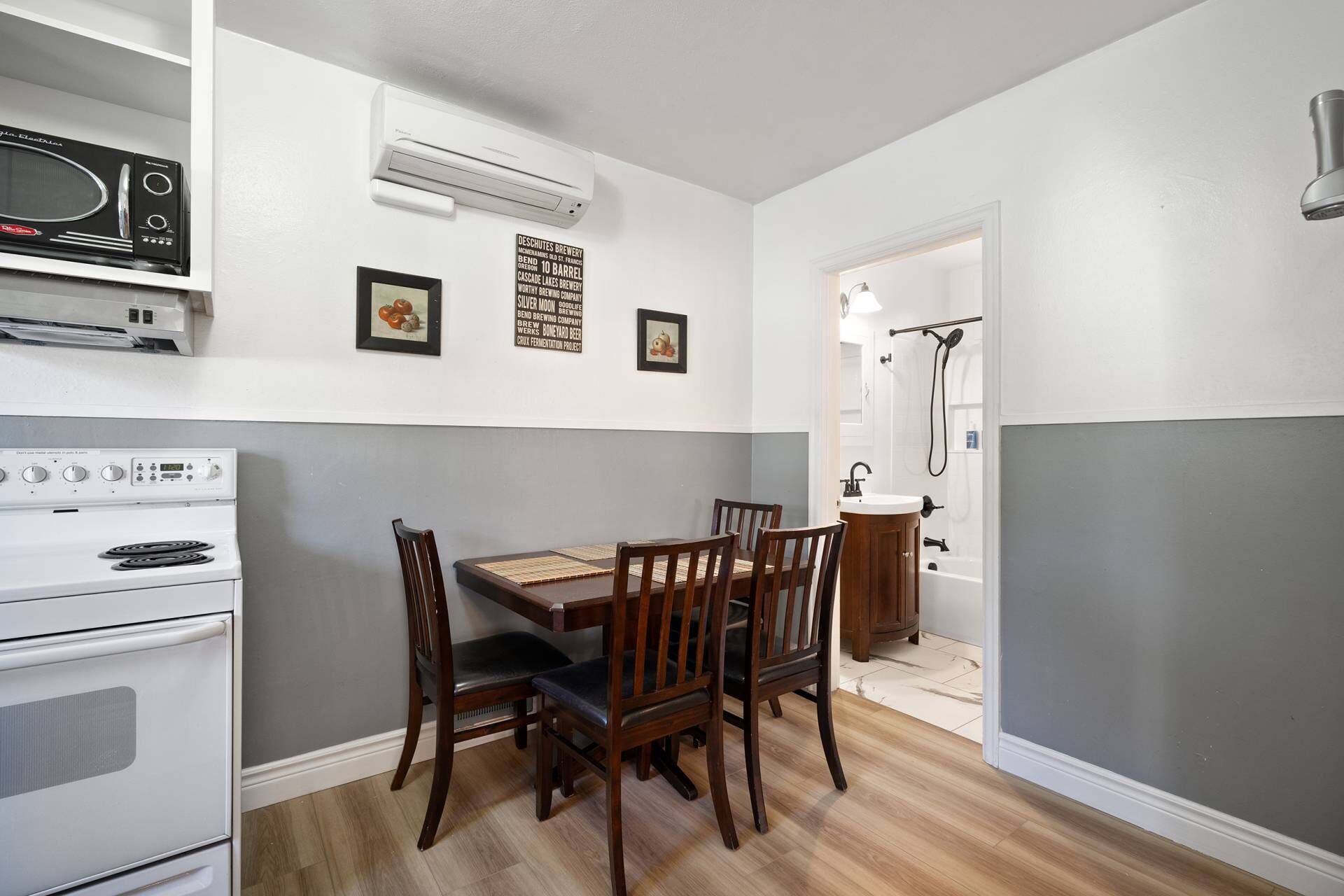 Jääkaappi, mikroaaltouuni, uuni, liesi