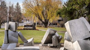 A sculpture garden with abstract metal sculptures in a park setting. - Historic Drake Cottage - Walk to Downtown Bend - Drake Park Across the Street - Perfect for Couples (Bend)