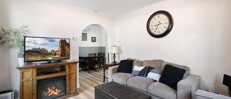 Smart-TV, Kamin, DVD-Player