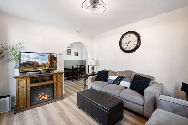 Smart-tv, een open haard en een dvd-speler