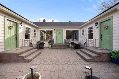 Historic Drake Cottage - Walk to Downtown Bend - Drake Park Across the Street - Perfect for Couples