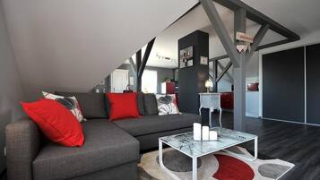 Fernseher, DVD-Player, Musikbibliothek, Arbeitsbereiche