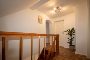 Eine Treppe mit hölzernen Geländern, die zu einer Tür führt.