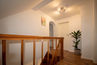 Una casa entera - casa de vacaciones tranquila para turistas y mecánicos.