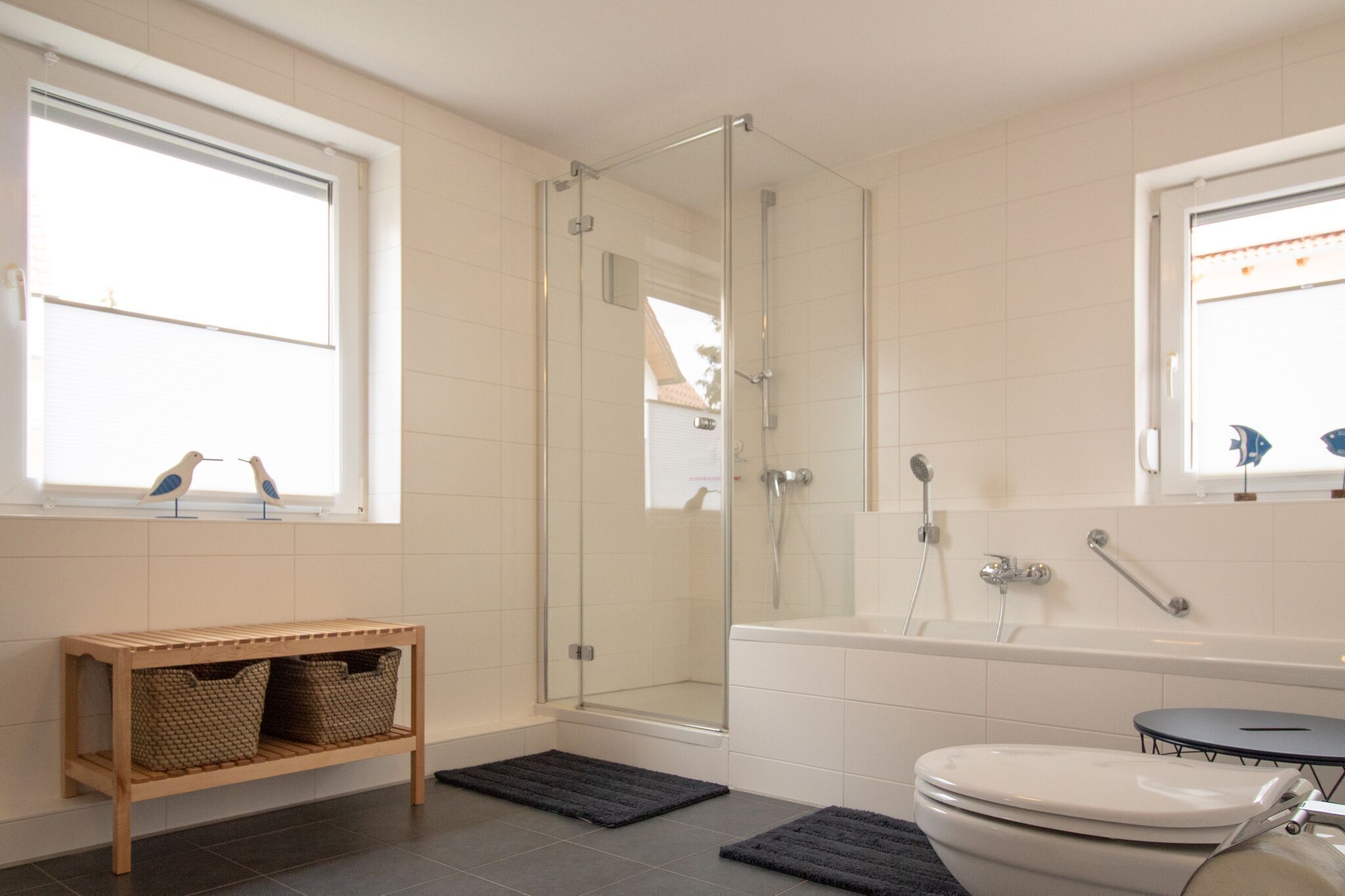 Badewanne, Haartrockner, Handtücher, Seife
