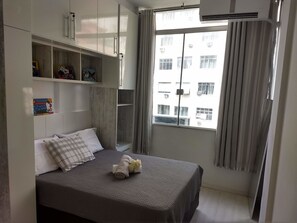Apartamento, 1 cama de casal e sofá-cama | Cortinas blackout, ferros/tábuas de passar roupa, Wi-Fi de cortesia