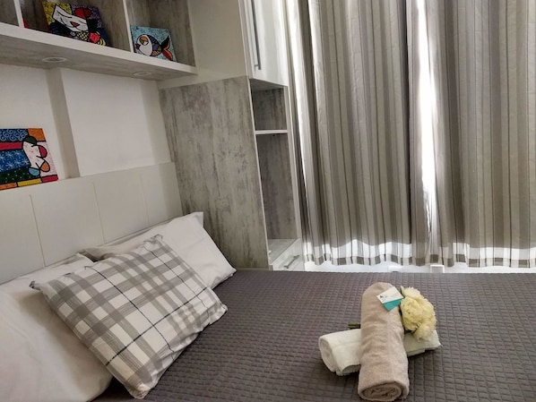 Apartamento, 1 cama de casal e sofá-cama | Cortinas blackout, ferros/tábuas de passar roupa, Wi-Fi de cortesia