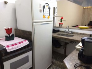 Refrigerador, microondas, horno, utensilios de cocina