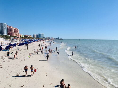 Brand New, Beautiful and Specious Waterfront Condo! 10 min Walk To The Beach!!