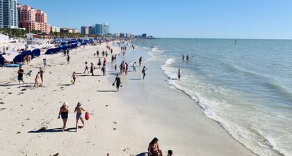 Brand New, Beautiful and Specious Waterfront Condo! 10 min Walk To The Beach!!