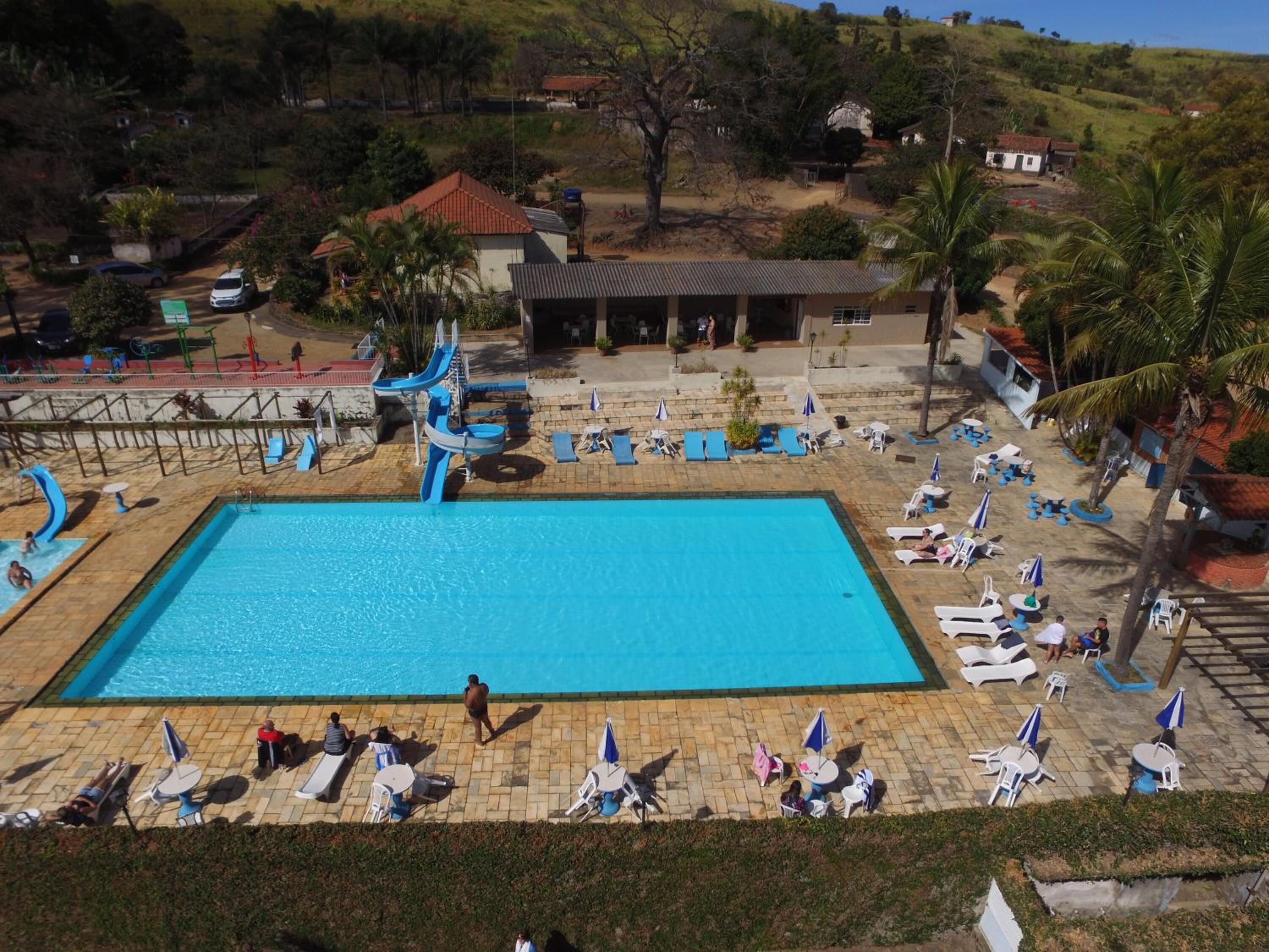 4 utendørsbassenger og solsenger