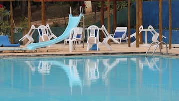 4 piscinas al aire libre (de 08:00 a 20:00), tumbonas