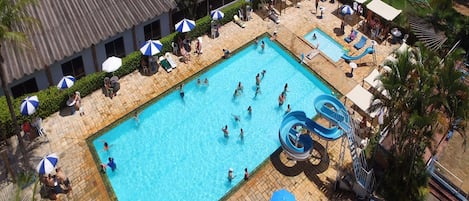 4 piscines extérieures, chaises longues