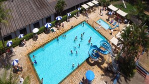 4 udendørs pools, åben fra kl. 08.00 til kl. 20.00, liggestole