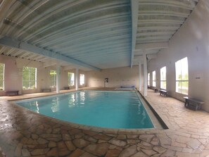 4 ulkouima-allasta avoinna 8.00–20.00, aurinkotuoleja