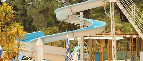 4 piscinas al aire libre, sillones reclinables de piscina