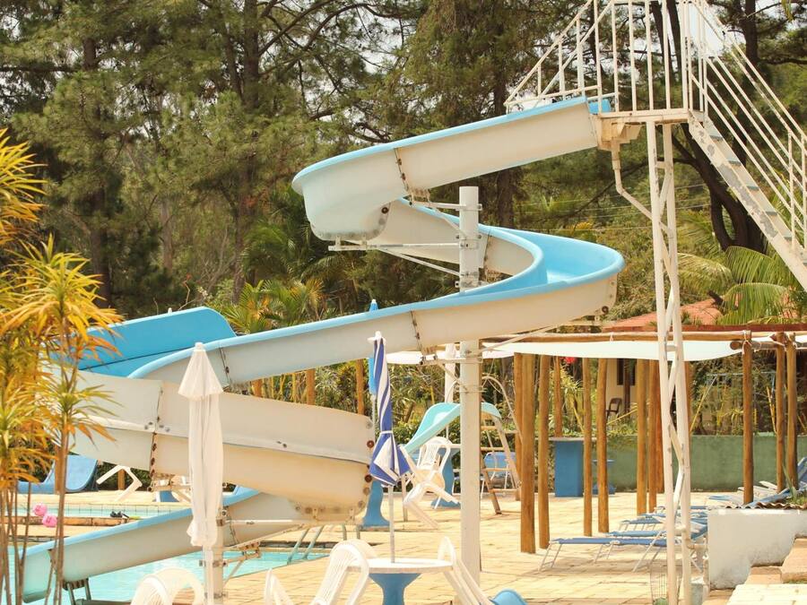 4 Außenpools, geöffnet von 08:00 Uhr bis 20:00 Uhr, Liegestühle