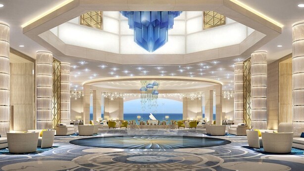 A spacious lobby with a central seating area, a large chandelier, and a view of the sea. - Fairmont Marina Residences Abu Dhabi (Abu Dhabi)
