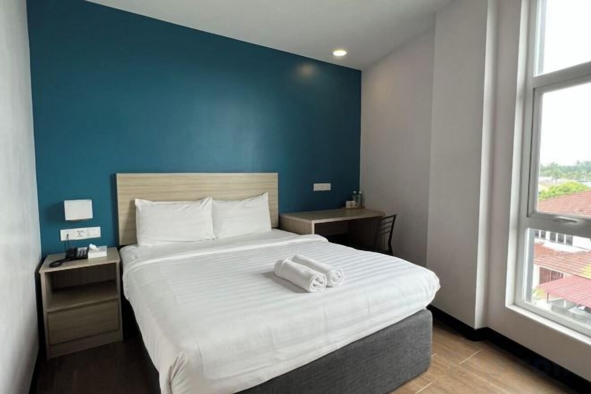 Hypo-allergenic bedding available, Select Comfort beds, desk