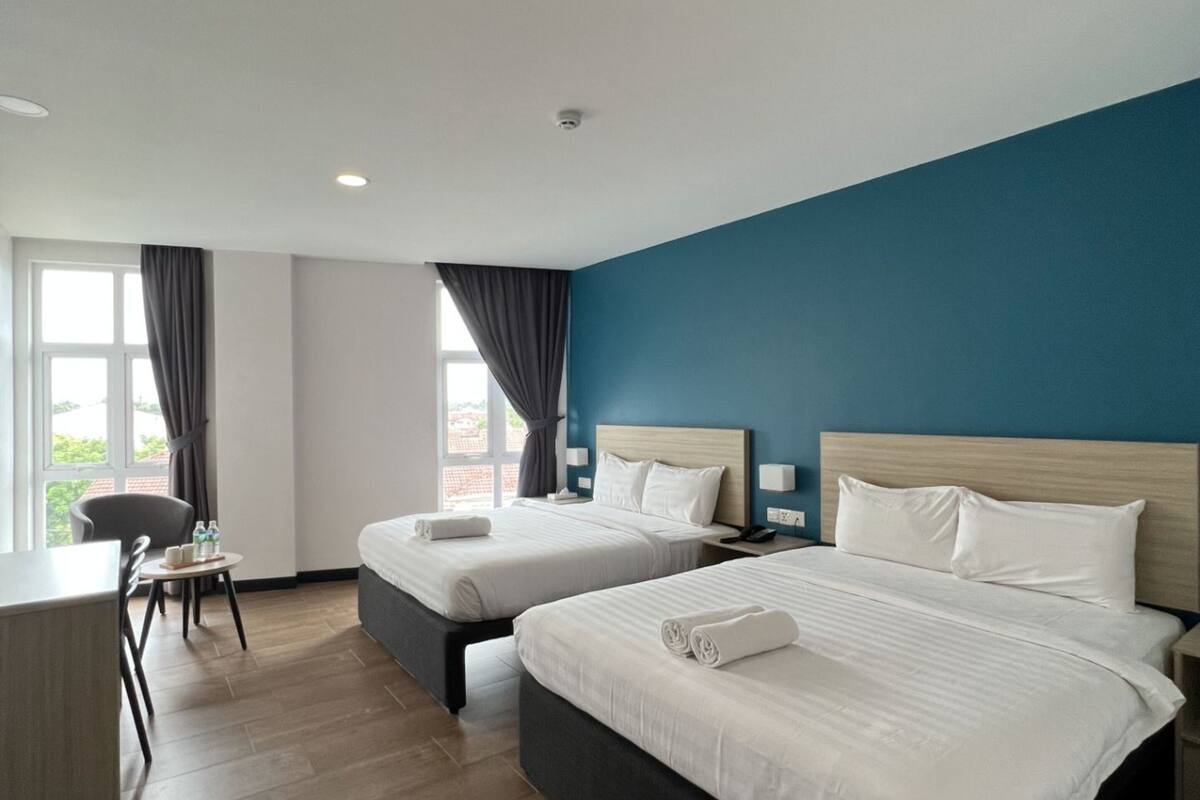Premier Quadruple Room | Roupas de cama antialérgicas, camas Select Comfort, escrivaninha