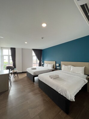 Premier Quadruple Room - ZONE Hotels, Telok Panglima Garang (Teluk Panglima Garang)