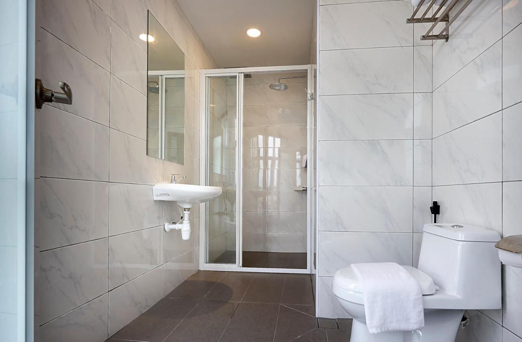 Shower, rainfall showerhead, free toiletries, hair dryer