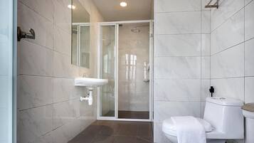 Shower, rainfall showerhead, free toiletries, hair dryer
