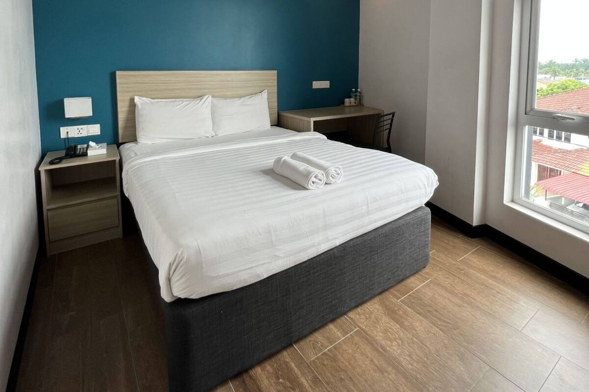 Quarto superior | Roupas de cama antialérgicas, camas Select Comfort, escrivaninha