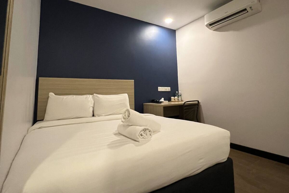 standard Queen Room, no window, Disability access | Roupas de cama antialérgicas, camas Select Comfort, escrivaninha